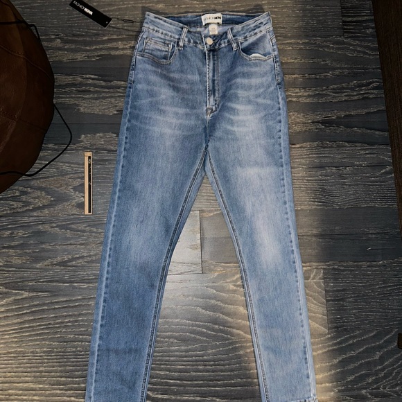 FASHIONNOVA Ivy Super Soft Booty Lifter Skinny Jeans - Picture 6 of 6